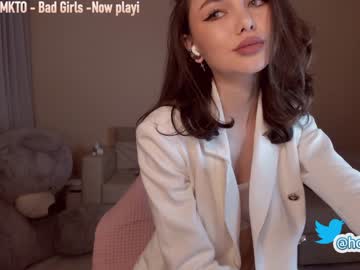 girl hollyextra image #1408189