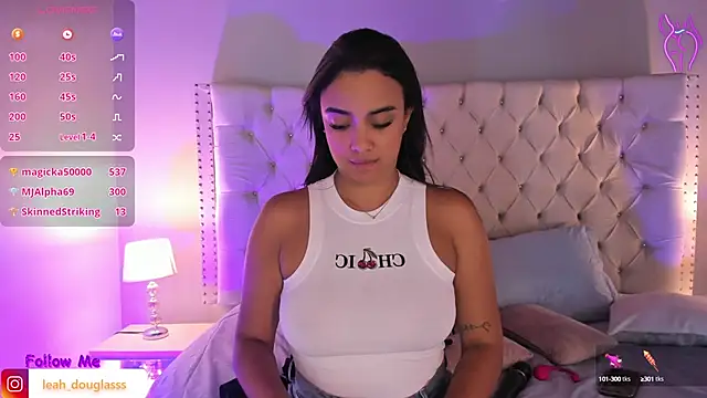 Stripchat sex cam LEAH_DOUUGLASS